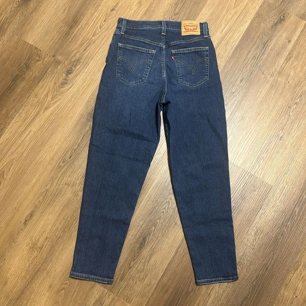 Levi's high waisted mom jean dark wash denim jeans size 27‎